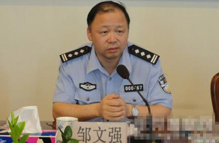邹文强(资料图)原标题:省公安厅原副局长帮女老板卖酒 女老板昨二审