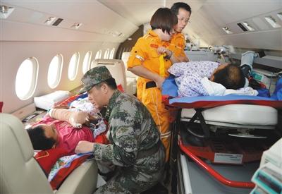 南苏丹当地时间7月10日，中国赴南苏丹维和战士遇袭，李磊、杨树朋壮烈牺牲，陈英、霍亚会负重伤。昨日，经过18个小时飞行，受重伤的陈英、霍亚会搭乘专业医疗救援飞机抵达北京首都国际机场。 新华社记者 张永进 摄