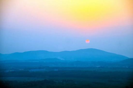 河北唐山滦县岩山的日出