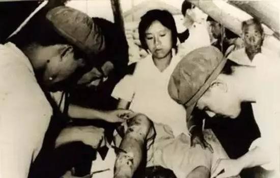 救援医生为受伤的女孩处理伤口