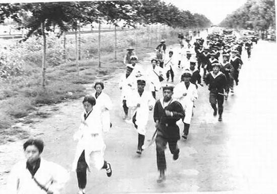 前往救援的解放军