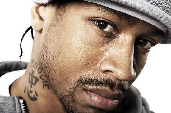 格洛丽亚·高文(gloria govan)的"信爱家庭相信神"妮琪·米娜(nicki