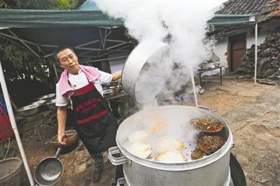 世界最长寿女性将迎119岁 曾顿顿离不开回锅肉 20日,付素清老人家的院坝里,寿宴正在准备中