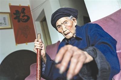 世界最长寿女性将迎119岁 曾顿顿离不开回锅肉 付素清老人睡醒后坐了一会儿
