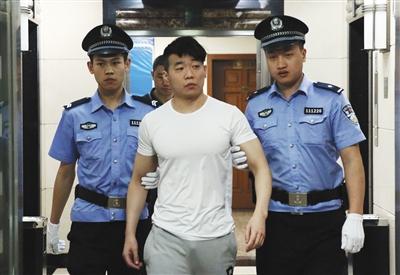 白静贴吧:嫌犯骗人演员白静丈夫236万 重审仍获刑11年 5月19日,二中院,犯罪嫌疑人乔宇被法警带着走向法庭。近日,二中院作出判决,仍以诈骗罪判处其有期徒刑11年。