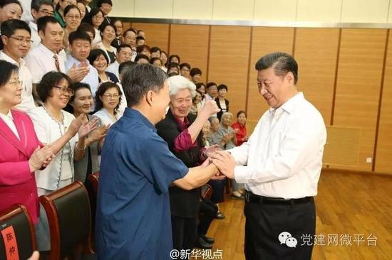 2016年9月9日，习近平回到八一学校，和陈秋影等老师再次相见。