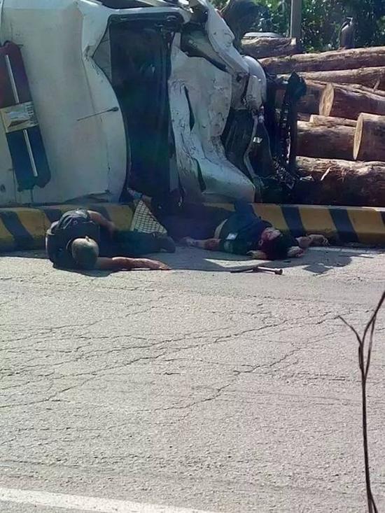 山东日照运钞车与货车相撞致5人受伤组图