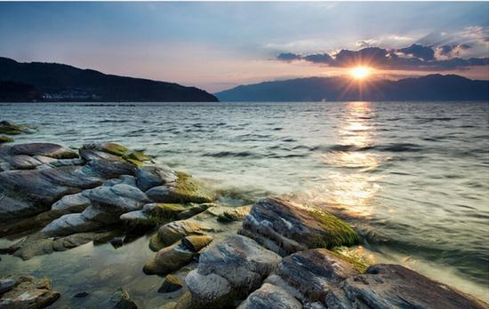 　　夕阳斜照，水天一色，碧波点点