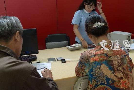 图为市民正在办理离婚手续.
