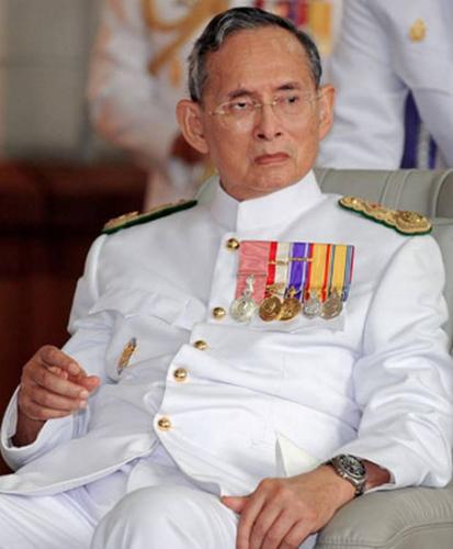 泰国国王普密蓬经历19次政变勤政爱民获尊敬