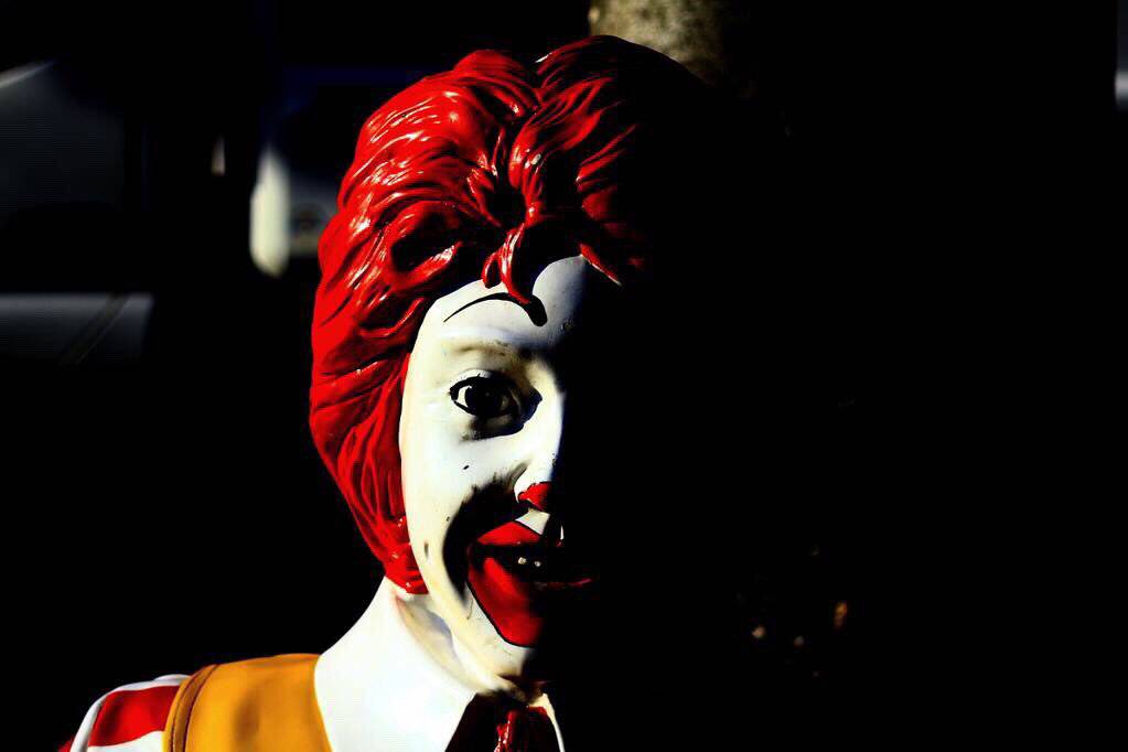 美国人民能打得杀人小丑跪着唱民谣