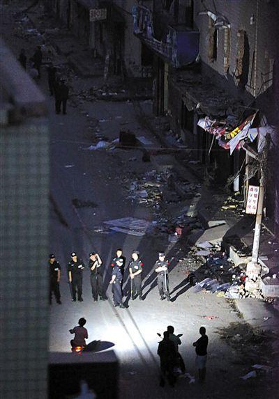 郑州杀人事件:郑州拆迁户砍死3人伤1人被击毙 伤者索赔200万 5月10日,郑州惠济区薛岗中街,警方在拆迁户杀人事发地附近值守。