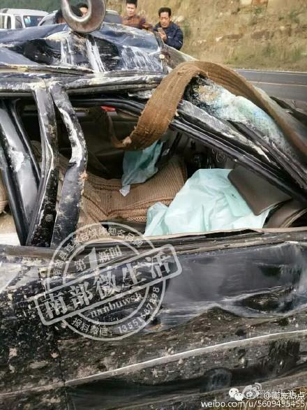 女司机出车祸冲下30米悬崖 爬出车淡定查看(图)