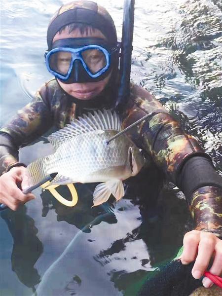 猎鱼男子使用鱼枪捕猎其他鱼类的网络照片.