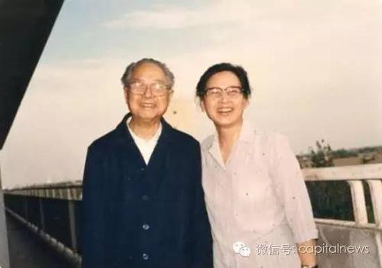开国大将夫妇去世 房子该给谁? 1987年成钧中将和夫人周月茜在北京301医院留影。