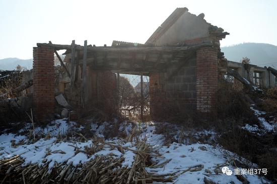 12月16日，岫岩县兴隆镇于家堡子，在经历了2012年8月4日洪水之后，村里靠近河道的这一院子瓦房还保留着原样。