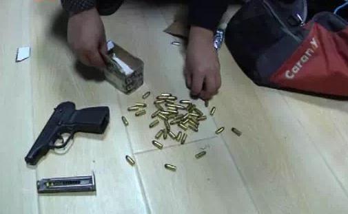 女婿带仿真手枪50余发子弹 向岳母家防盗门开枪