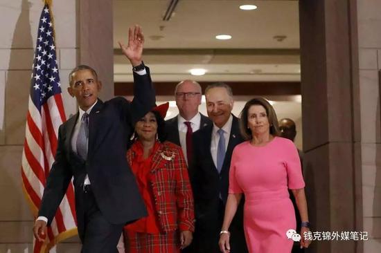 　　奥巴马和民主党大佬誓言保卫“奥巴马医改”。右一为民主党在众议院的领袖南茜·佩洛西，右二是民主党在参议院的领头羊查尔斯·舒默 （图片来源：sfgate.com）