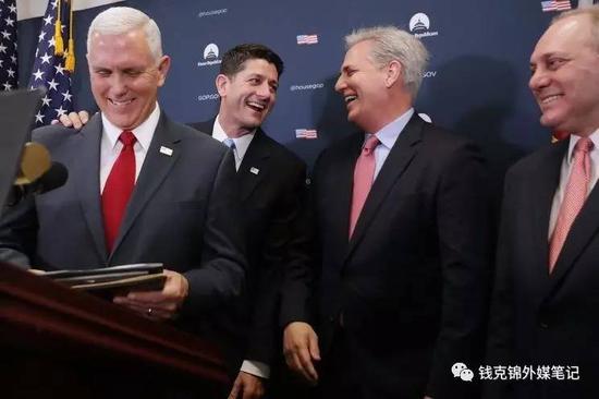 当选副总统彭斯和共和党大佬誓言要废除奥巴马医改。左二为共和党在众议院的领袖保罗·瑞恩 （图片来源：news.yahoo.com）