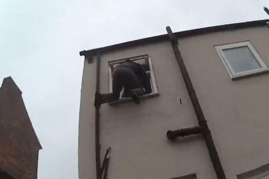 47岁的小偷seancrawshaw试图从住户的浴室窗户爬进家中行窃,没想到头