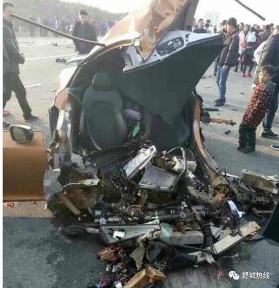 男子320迈飙车自拍撞车身亡 警方:视频为合成