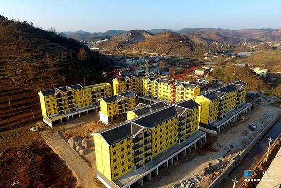 图为贵州赫章县铁匠乡集镇的易地扶贫搬迁安置点.