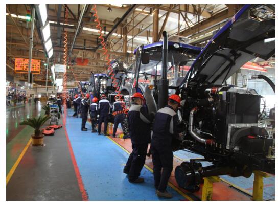 
	雷沃欧豹拖拉机生产车间
