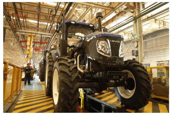 
	拖拉机经过层层质量检测后，即将下线
