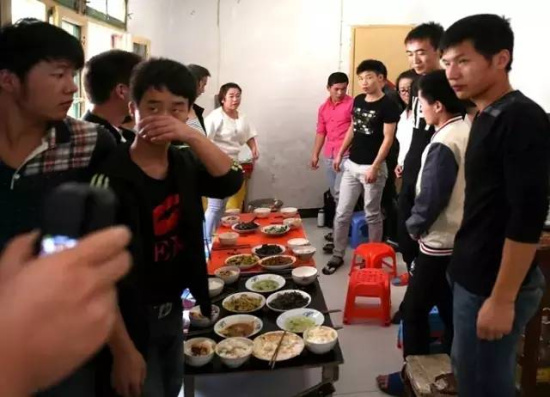 xxoo1:小伙被色诱洗脑 1个月与8名女子发生关系 资料图