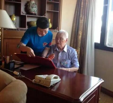 104岁抗战老兵逝世 曾参与抗战胜利70周年阅兵 陈老给阅兵保障工作人员签名题字。