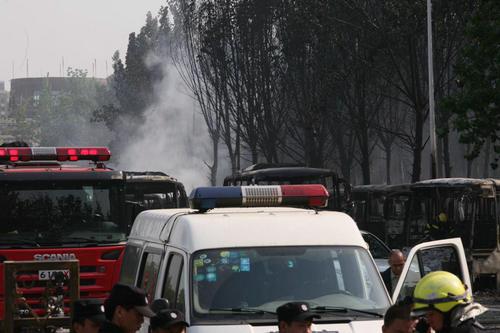 蟹岛度假村一停车场起火多辆大巴车被烧
