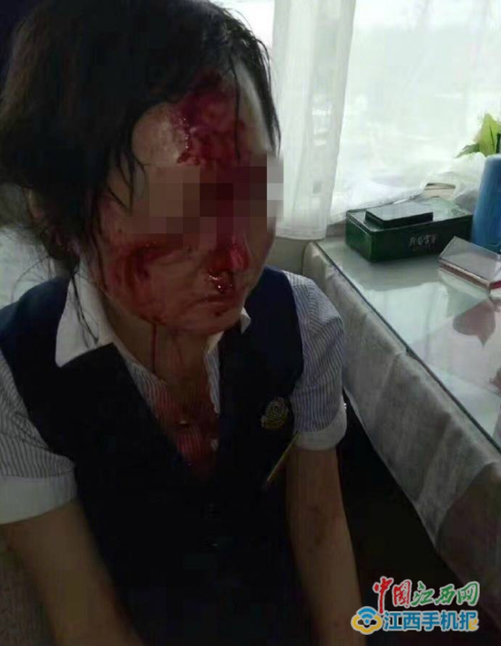 硬座旅客强坐软卧被劝阻 砸伤女列车员血流满面