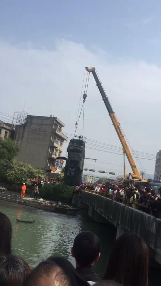 车辆上岸后 发现车厢内有尸骨