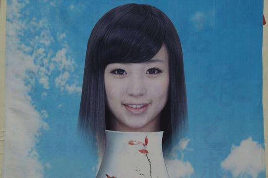 花瓶姑娘:端午节景区现“花瓶姑娘” 自称花瓶中存活18年
