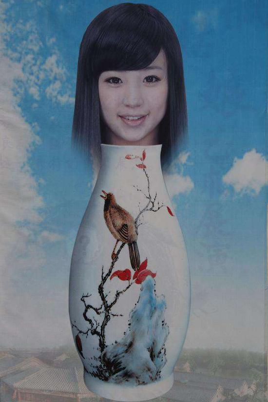花瓶姑娘:端午节景区现“花瓶姑娘” 自称花瓶中存活18年