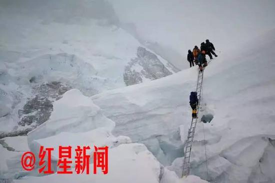 登山家:有土豪登珠峰只会花钱 氧气瓶都不会换 5月初,登山家带领队员在珠峰1-3号营地进行适应性训练。(孙斌供图)