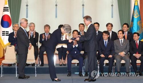 6月18日下午,韩国总统文在寅向康京和颁发外长任命书。(韩联社)