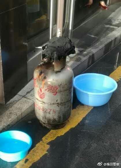 住户家中煤气泄漏 民警拖出着火煤气罐被烧伤