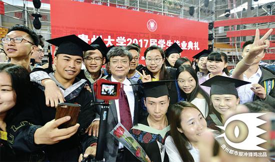 郑强 贵州大学 毕业生围绕着郑强拍照。