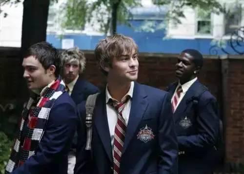 校服承担育人功能,为何中国校服承担管理功能