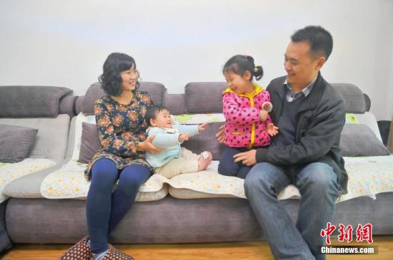 资料图：湖北宜昌多个“单独二孩”家庭拍摄全家福，在镜头前秀幸福。
