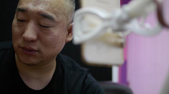 赵金龙 大力:大力哥的主播人生:出狱戒了瘾 线下怕人认出 直播中的赵金龙。
