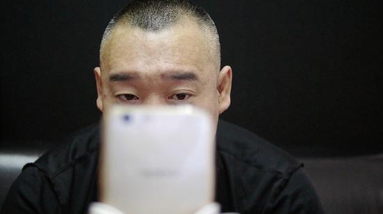 赵金龙 大力:大力哥的主播人生:出狱戒了瘾 线下怕人认出 直播中的赵金龙。