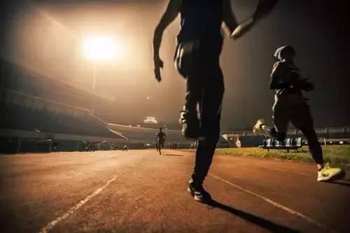 40岁男子坚持夜跑15年 骨头磨得差点不能走路