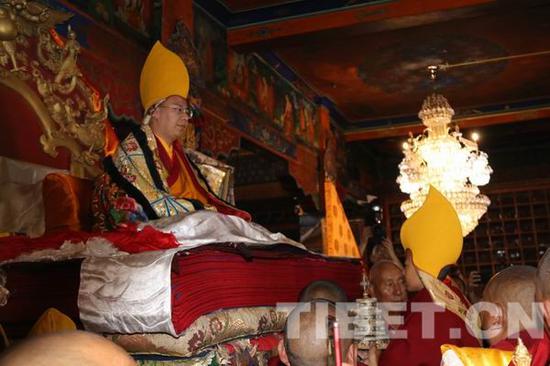 图为班禅大师接受贡萨寺第十世秋杰活佛拜见.