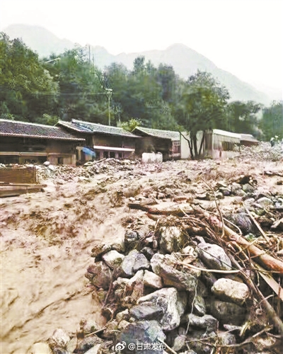 甘肃陇南暴雨引发暴洪泥石流 已1人死亡8人失联