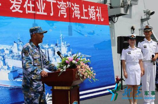 当地时间7日,海军远航访问编队政委徐平为新郎新娘证婚.
