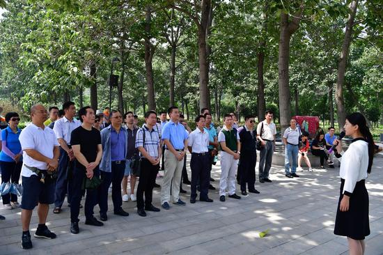 焦裕禄后代:这张广为流传的照片背后 有一个生命奇迹 在河南省兰考县焦裕禄干部学院门口的泡桐树下,员干部在聆听焦桐的故事(8月9日摄)。新华社记者冯大鹏摄