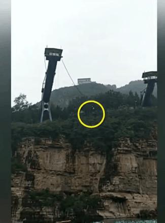 蹦极事故:北京一游客蹦极时发生意外 掉下悬崖坠入水中