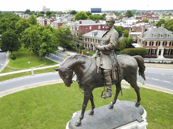弗吉尼亚州里士满市丰碑大街,罗伯特·李将军塑像矗立在环岛中央.